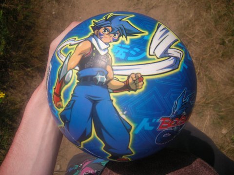 Detail na památný míč s Kaiem, budiž mu popelnice lehká.

na fotce jsou: Kai