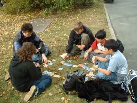 Hrajeme karetní hru Land Unter AKA Ovečky, na kterou jsme se všichni složili.

na fotce jsou: Hobit, Shark, Blue Charizard, Fire Flareon, Yoshi