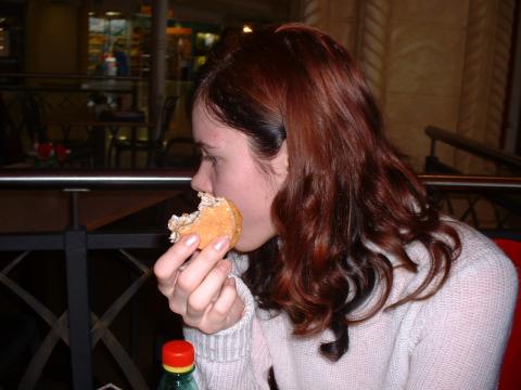 Ashelinka se velice ráda nechává fotit při jídle, aneb Tohle foto zaslouží 10 bodů :)

na fotce jsou: Ashelinka