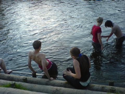 Blue se chystá do vody, Gardi odpočívá, Megy s Lindou stále ve vodě.

na fotce jsou: 