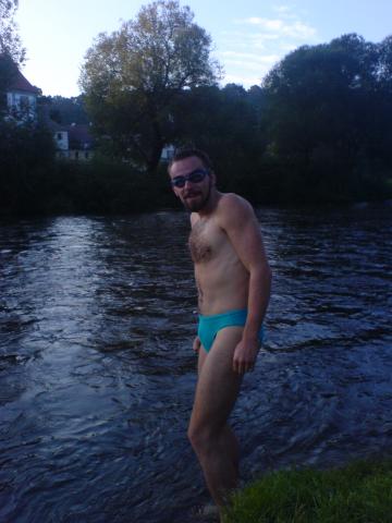 Ian se rozhodl, že taky vleze do vody. A jako jediný se na to správně oblékl.

na fotce jsou: 