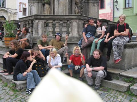 Grup foto v Krumlově u kašny, za kopcem zmrzliny.

na fotce jsou: 