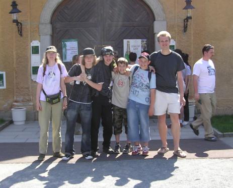 Společné foto před bránou hlavní budovy zámku, kde se konala prohlídka

na fotce jsou: zleva: Suicune Wolf, *Tyracroc*, Morx, Primeape, Bery Umbreon, lisakVUK
