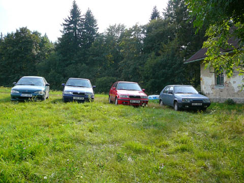 Pohled na auta, jedno hezky vedle druhého...

na fotce jsou: Jijinek, PePkovo auto, Lugiakovo auto, Týkejovo auto