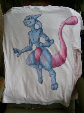A tohle už je po čundru, tričko předkreslené Yenou pro TRdraka, co vybarvila Ashelinka.

na fotce jsou: Mewtwo