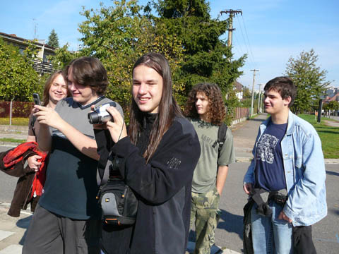 Zástupci HOCZ okamžitě fotí oblíbenou ulici.

na fotce jsou: Wlk, Rizoto, Morx, Julius, Goku