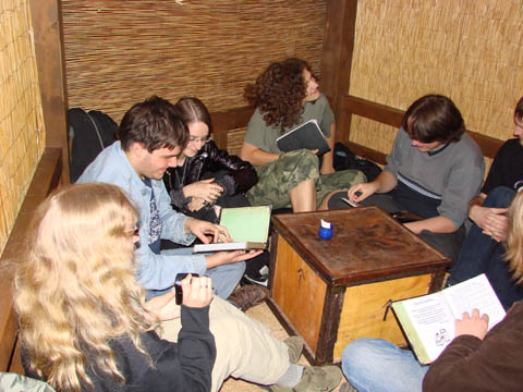Tady už sedíme v čajovně, kam jsme následně dorazili, a študujeme nápojové lístky.

na fotce jsou: Suicune Wolf, Goku, Callisto, Julius, Rizoto