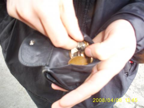 Takto vypadala má peněženka po té, co jsem paní vysvětlil, že jí téch 25Kč za lízátko skutečně nedám v nićem drobnějším, než 200Kč bankovka ^^;

na fotce jsou: Penízkýýý