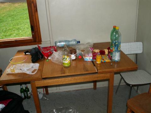 Zbytek PokéBordelu (= teď již velmi uklizený stůl).

na fotce jsou: Uklizený stůl